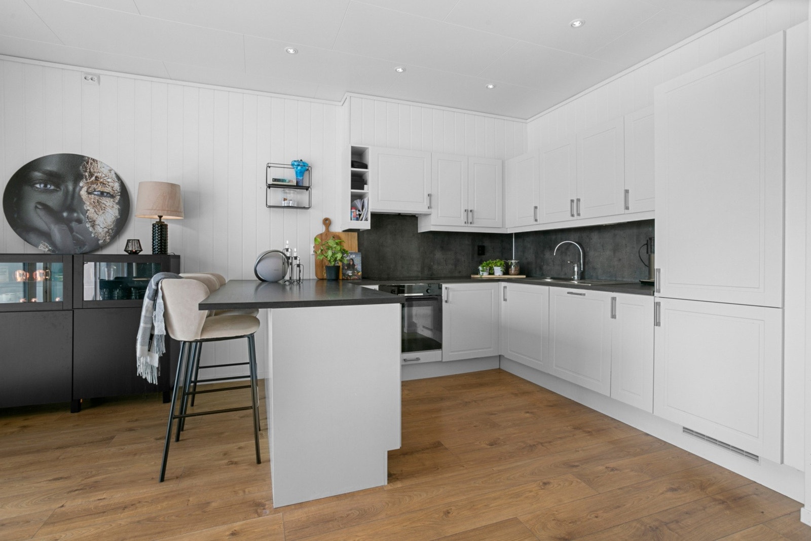 Pent kjøkken med integrerte hvitevarer Galleribilde