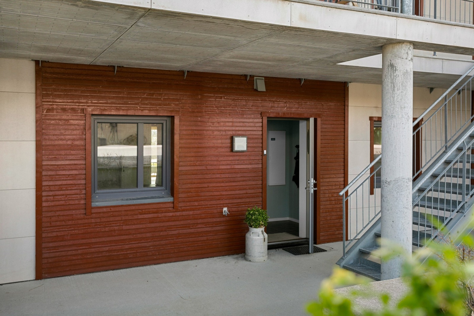 Velkommen inn - leiligheten ligger lett tilgjengelig i 1. etasje Galleribilde