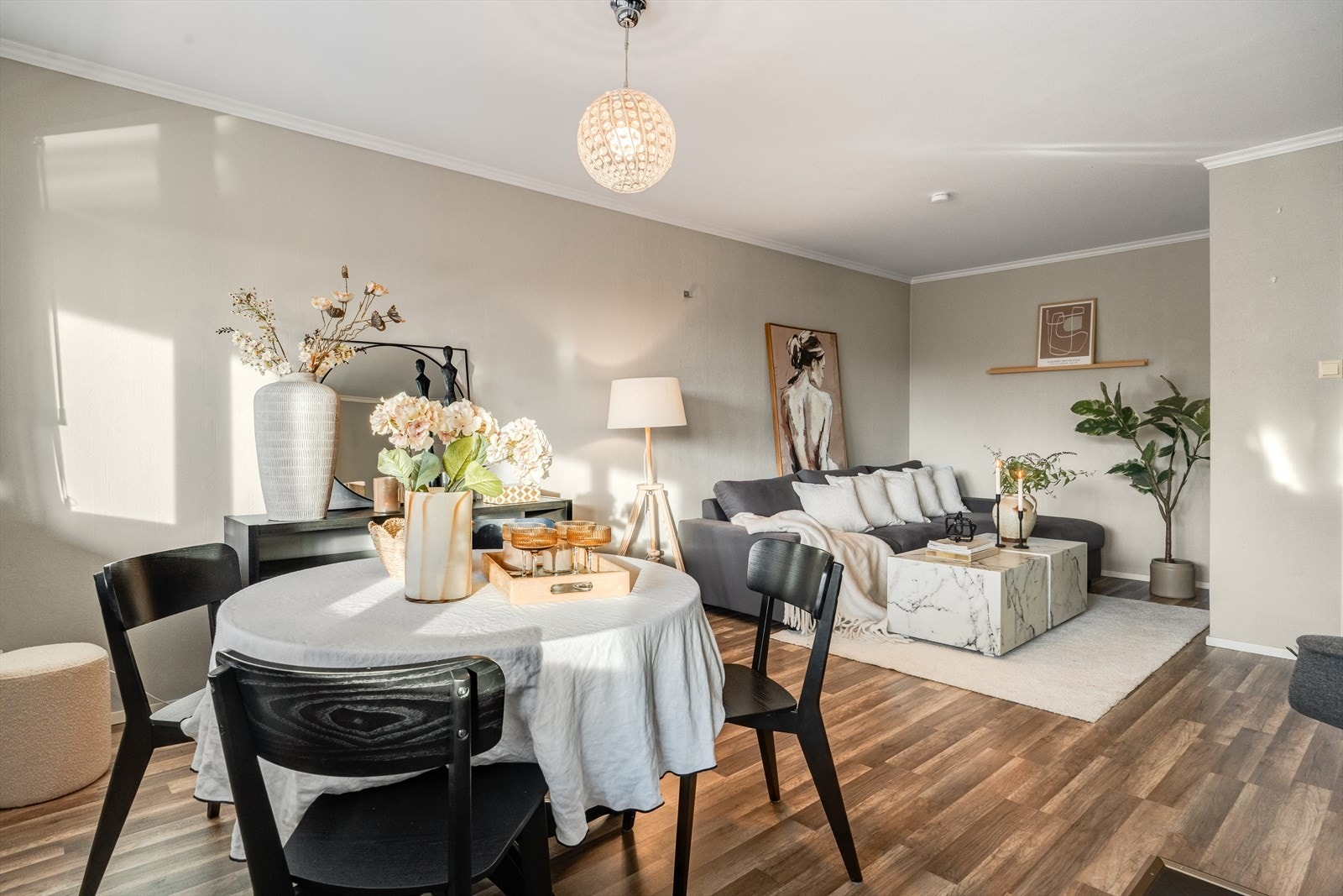 Stuen er av god størrelse og har plass til både en sittegruppe og spisebord. Galleribilde