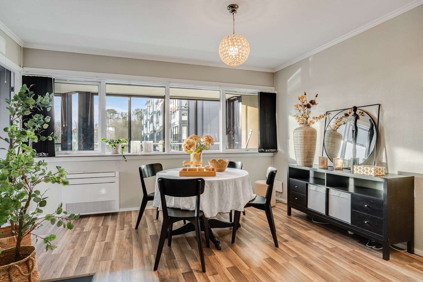 Store vindusflater i stuen sørger for rikelig med naturlig lys Galleribilde