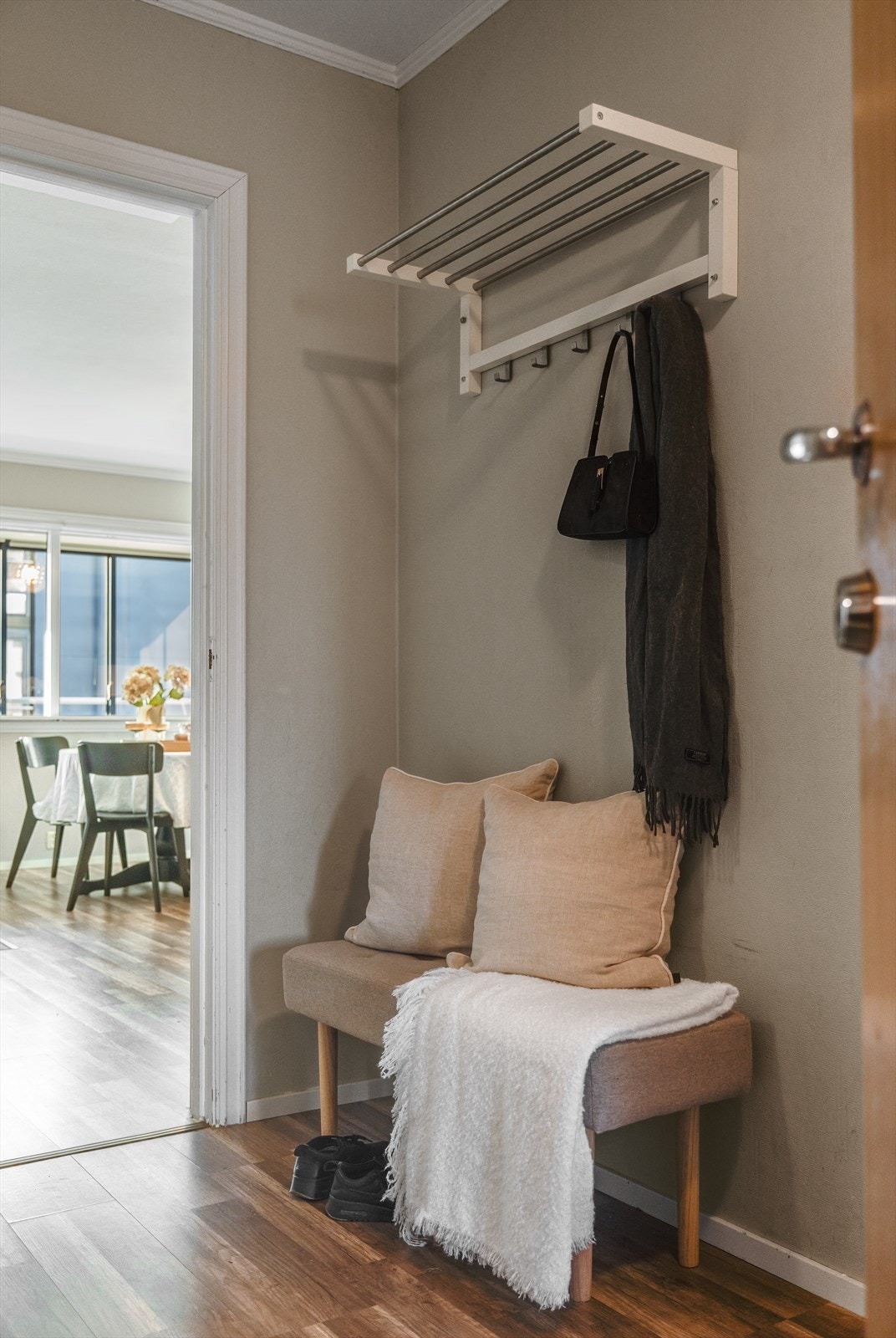 Innbydende entré/gang med praktisk oppbevaringsløsning bak skyvedører. Galleribilde