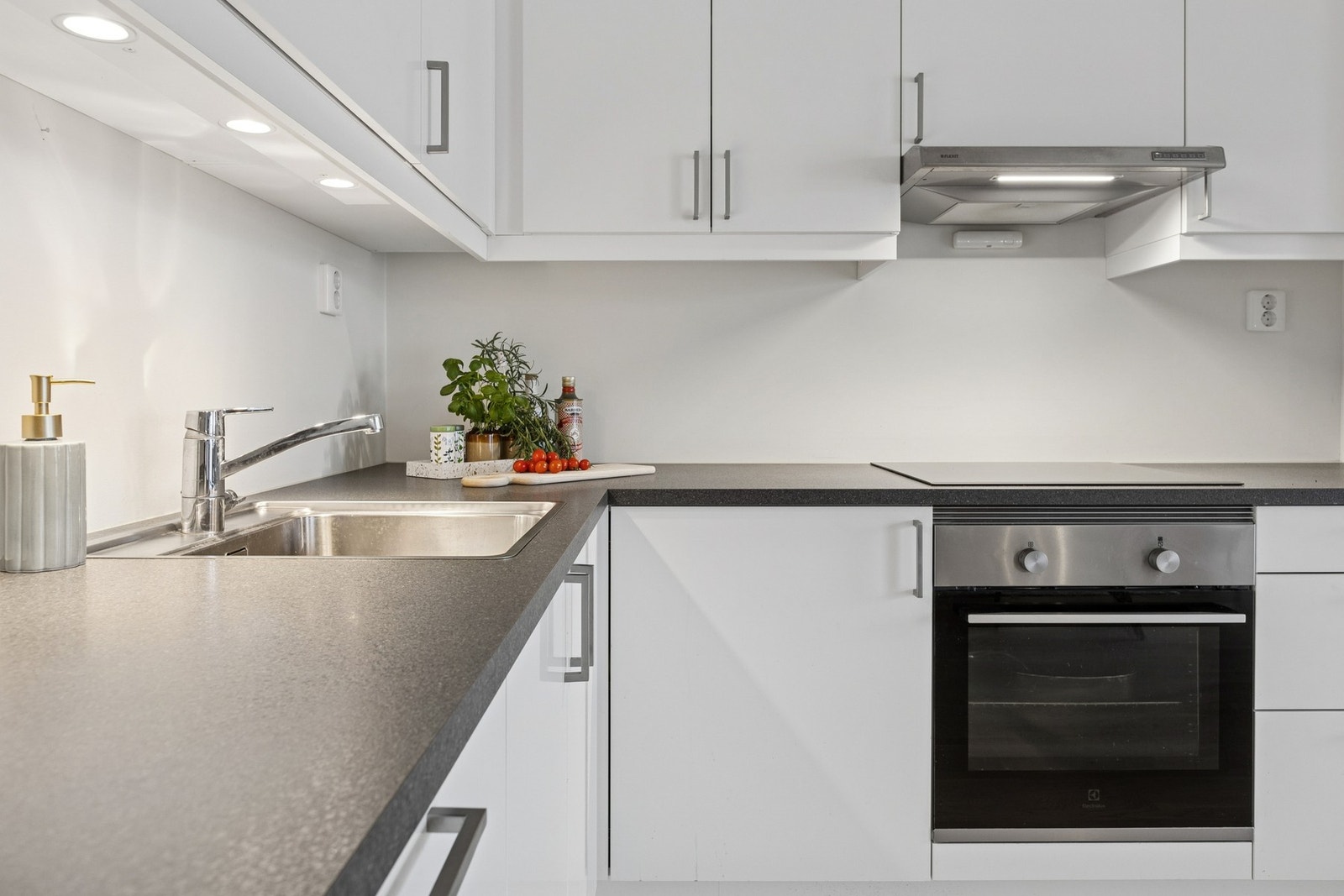 God skap- og benkeplass gjør matlagingen både effektiv og trivelig. Galleribilde