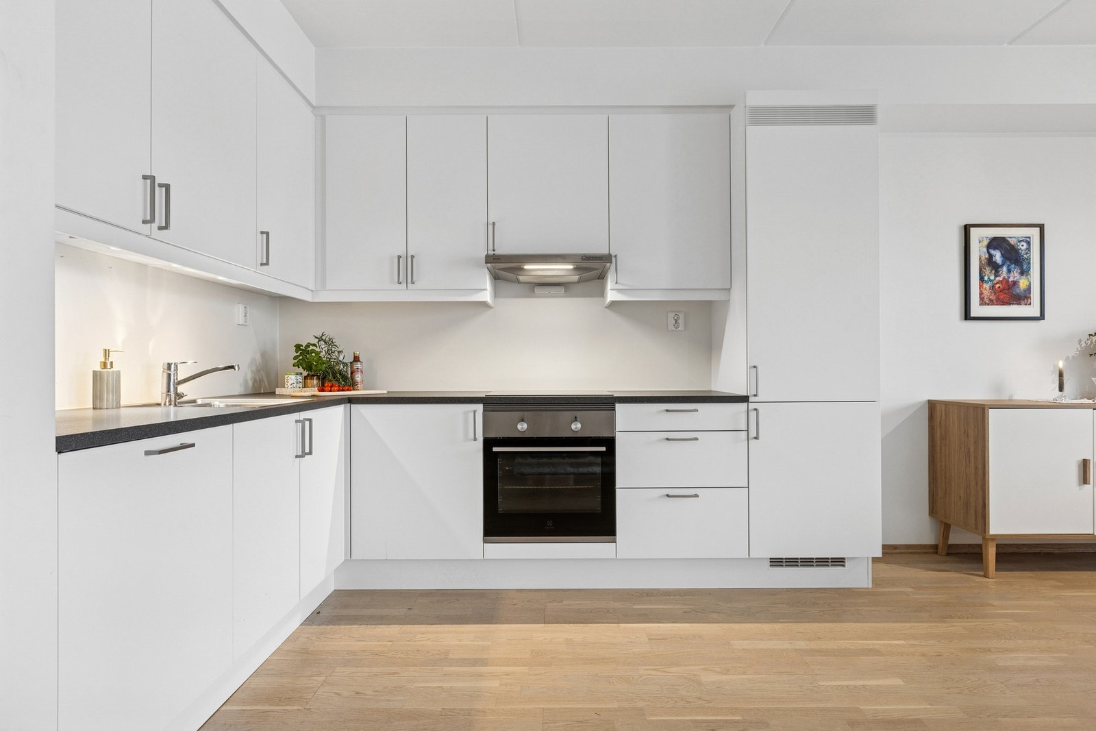 Denne stilrene og moderne 3-roms leiligheten fra 2022 byr på gjennomgående, gode kvaliteter, praktisk planløsning og høy bokomfort. Galleribilde