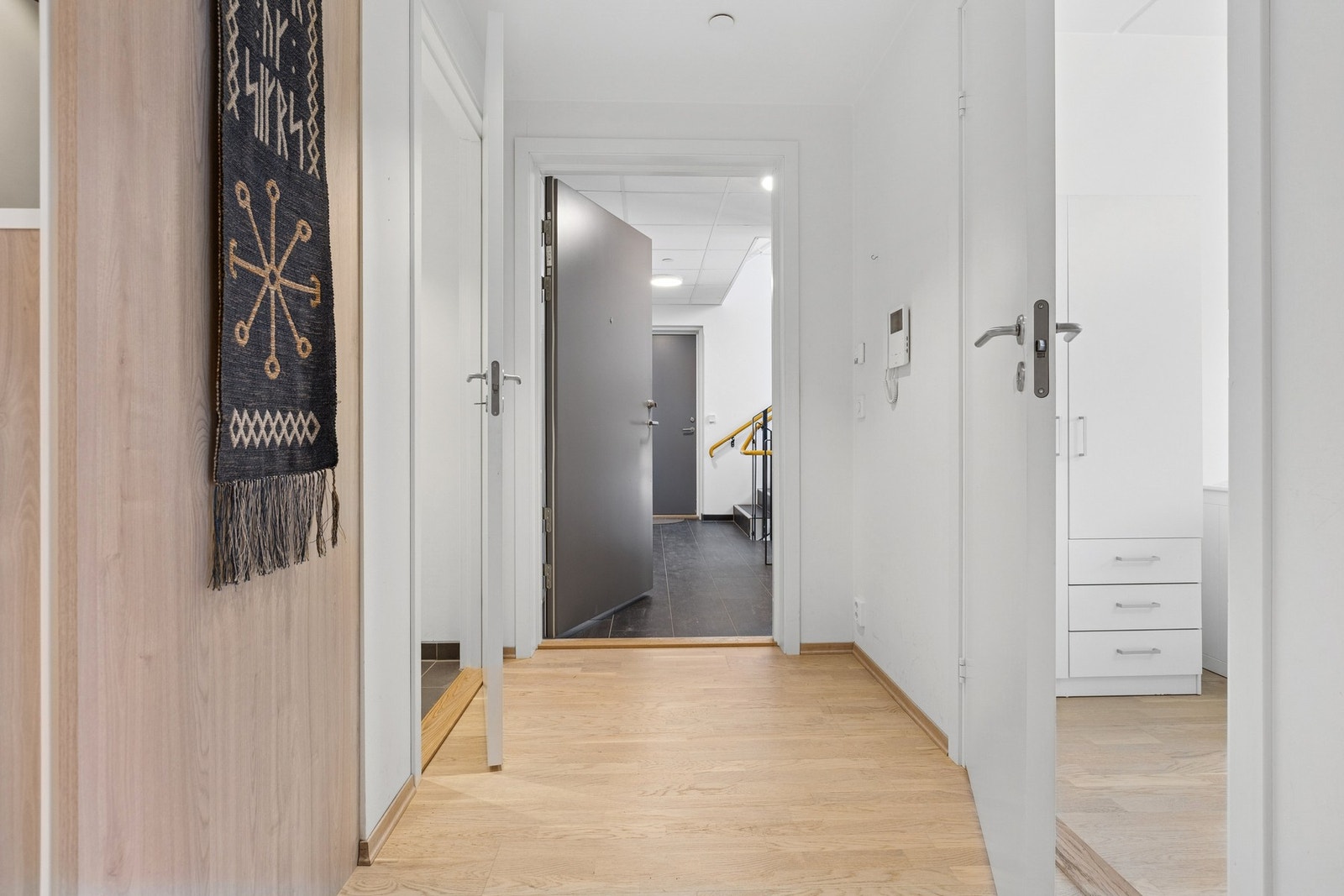 Entréen er lys og innbydende med parkettgulv og lyse overflater. Galleribilde