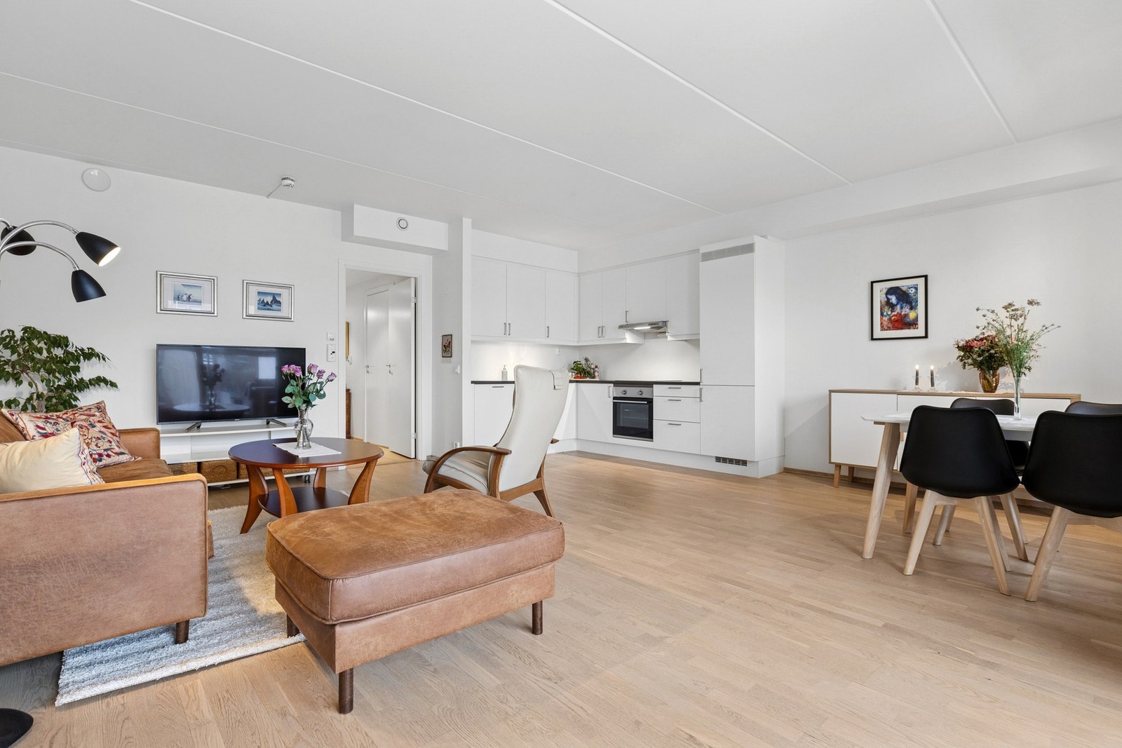 Den åpne planløsningen skaper et naturlig samlingspunkt i boligen og gir fleksible møbleringsmuligheter. Galleribilde