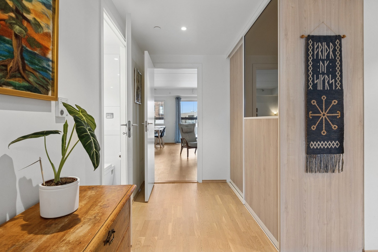 Praktisk skyvedørsgarderobe gir rikelig med oppbevaringsplass. Galleribilde