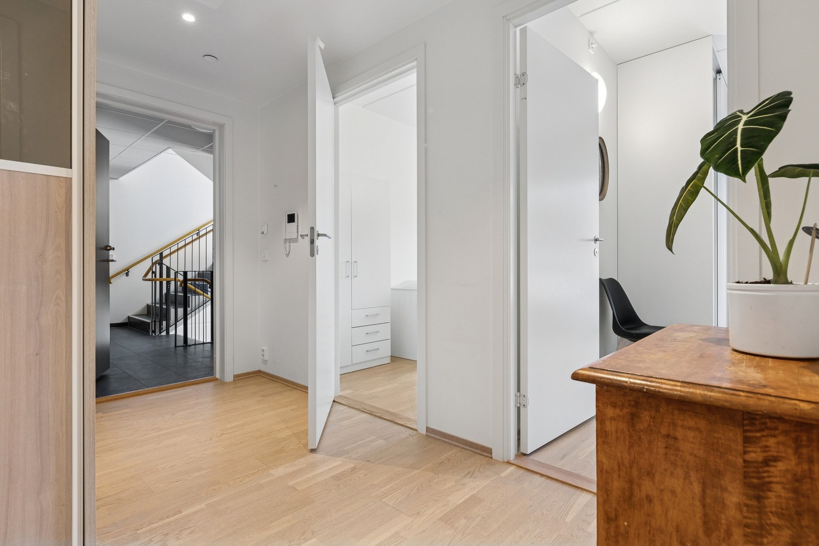 Herfra er det god flyt videre inn til boligens øvrige rom. Galleribilde