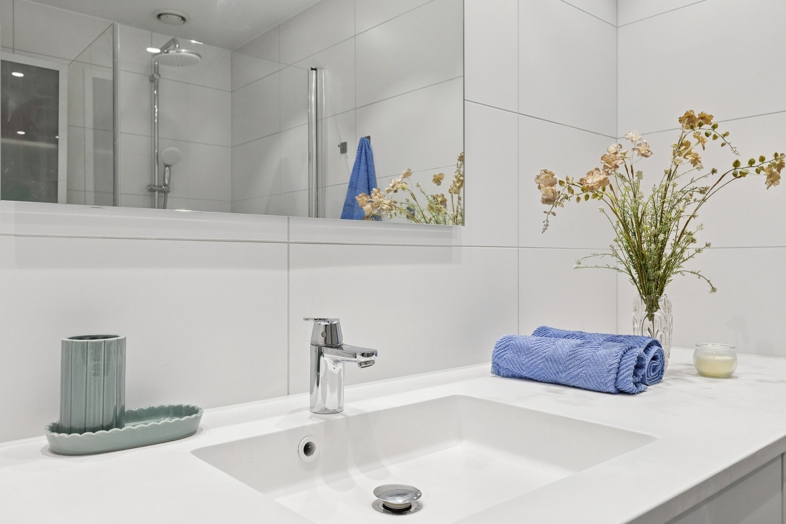 Praktisk opplegg for vaskemaskin under benk gir en plassbesparende og funksjonell løsning. Galleribilde