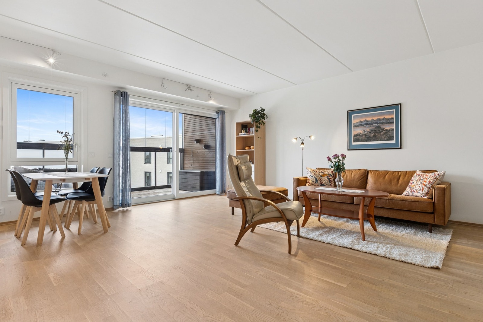 Her er det god plass til både sofagruppe og spisebord. Galleribilde