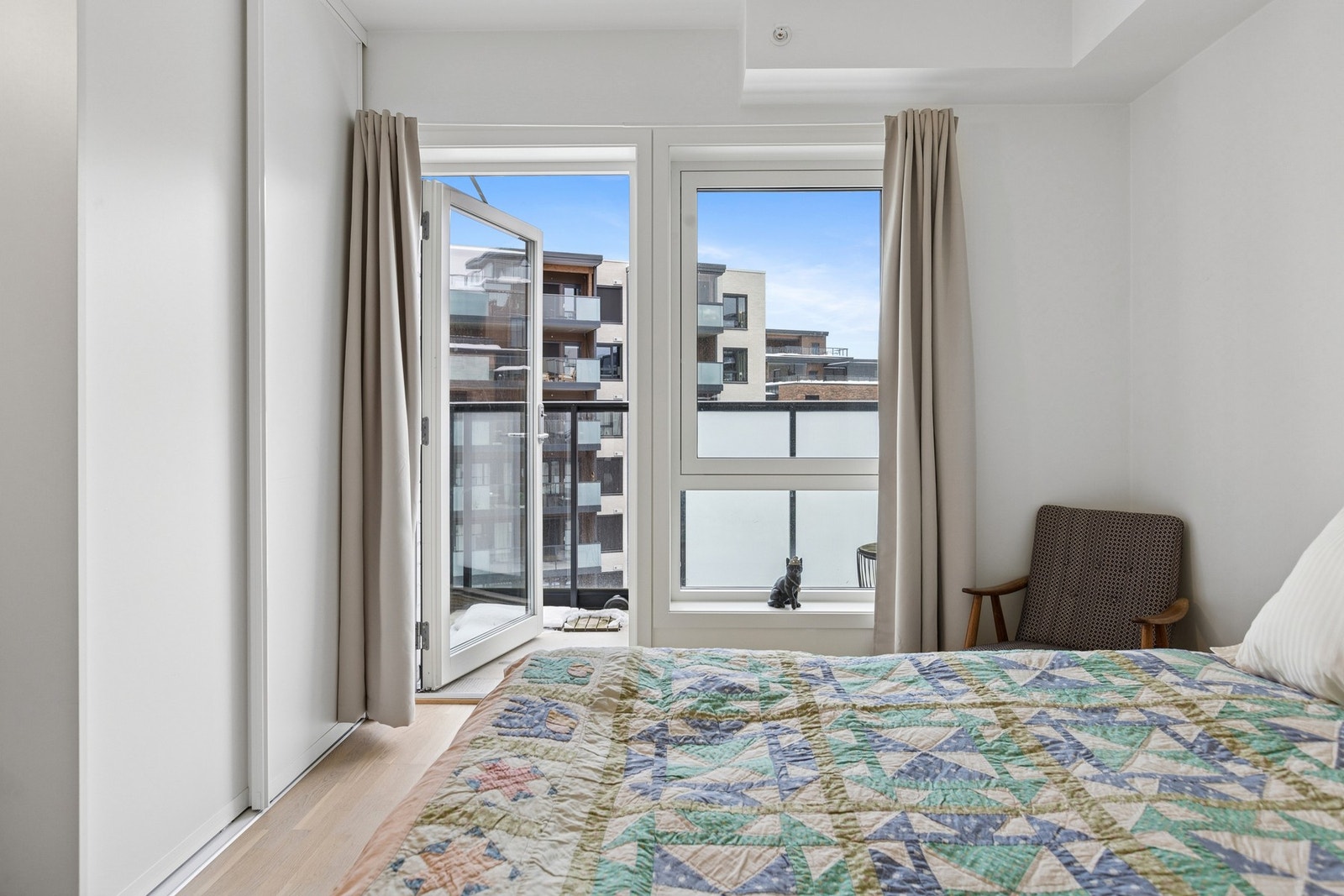 Rommet har direkte utgang til balkong. Med kveldssol gir balkongen ypperlige forhold for en rolig avslutning på dagen. Galleribilde