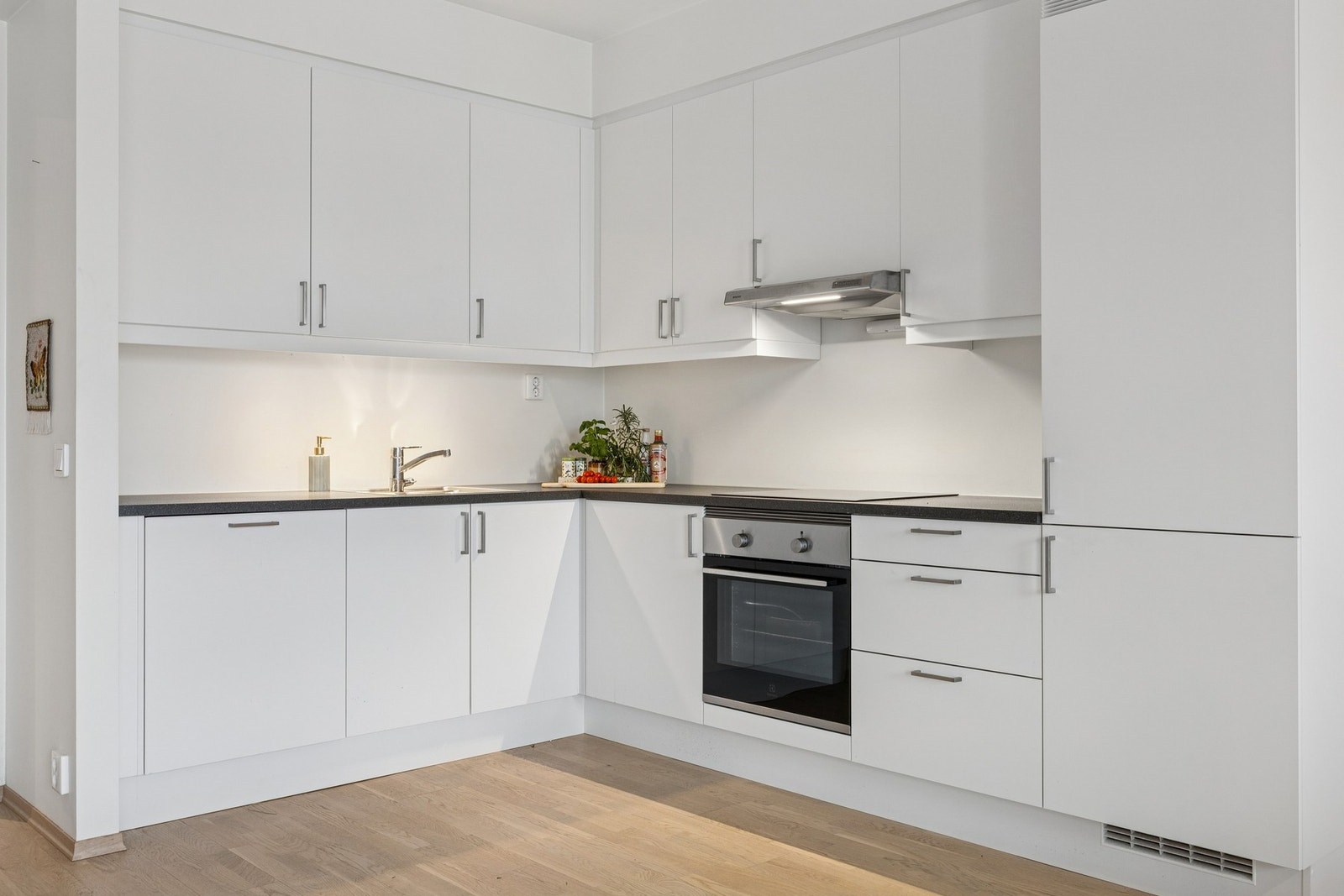 Kjøkkenet er stilrent og moderne med tidløse, hvite fronter og rene linjer som gir et lyst og helhetlig uttrykk. Galleribilde