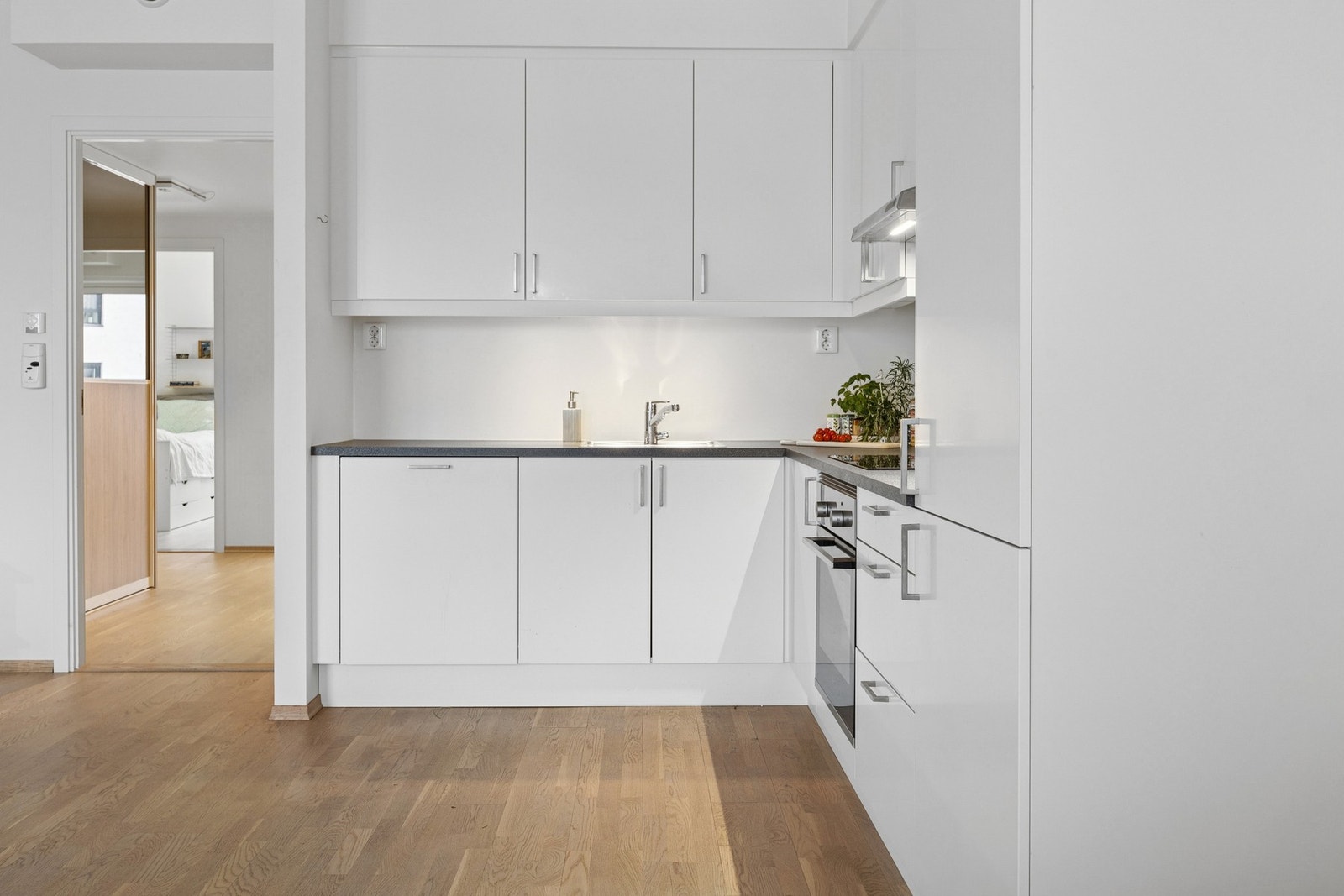 Integrerte hvitevarer bidrar til et ryddig og gjennomført preg. Galleribilde