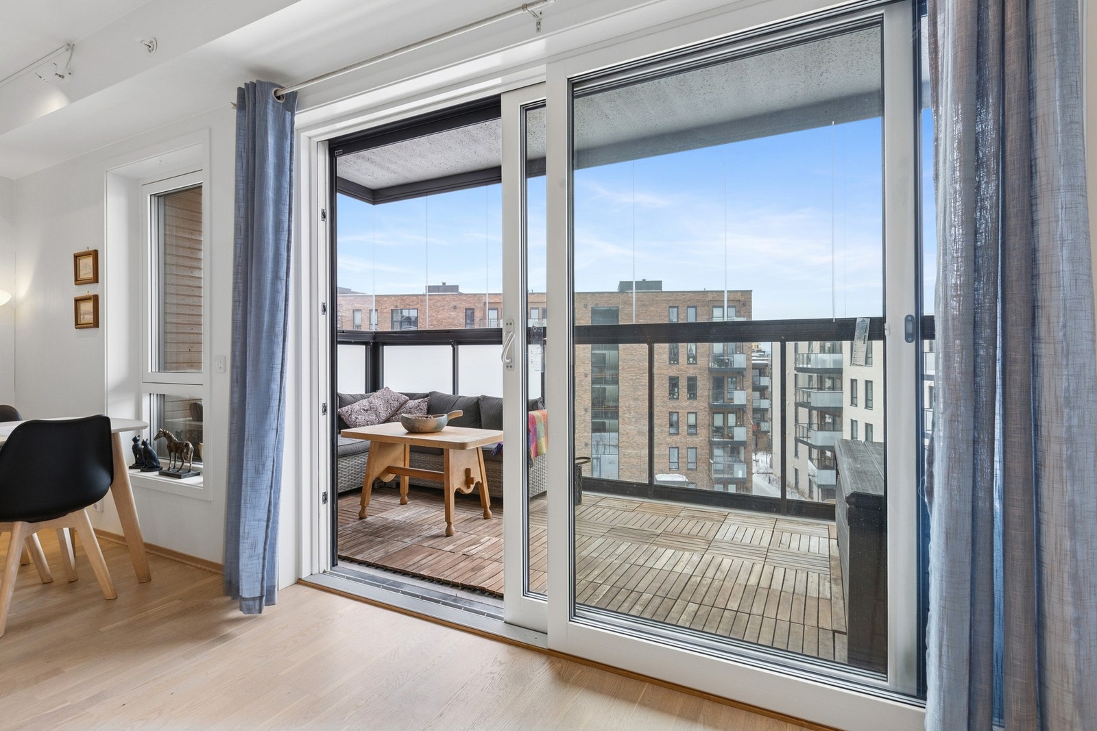 Fra stuen er det utgang til innglasset, sørvestvendt balkong med gode solforhold. Galleribilde