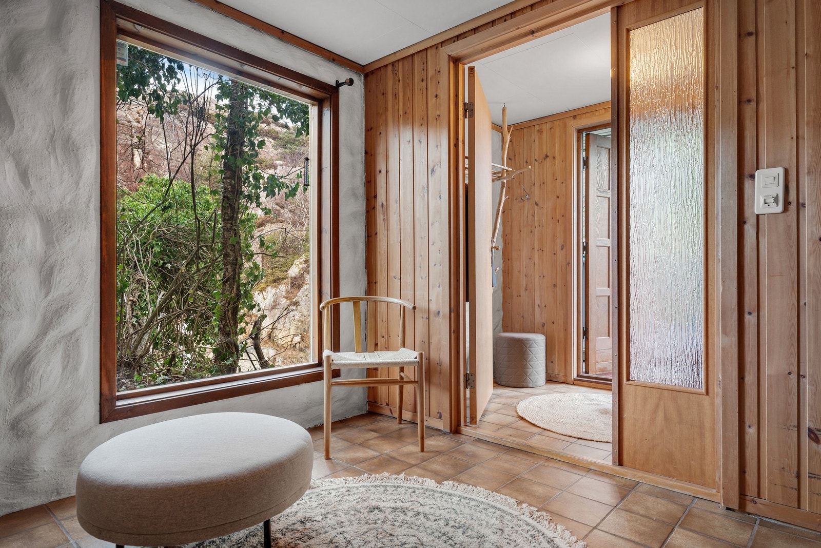 - Entrè på 4,2 kvm med oppheng for yttertøy, videre gang på 13,4 kvm - Galleribilde