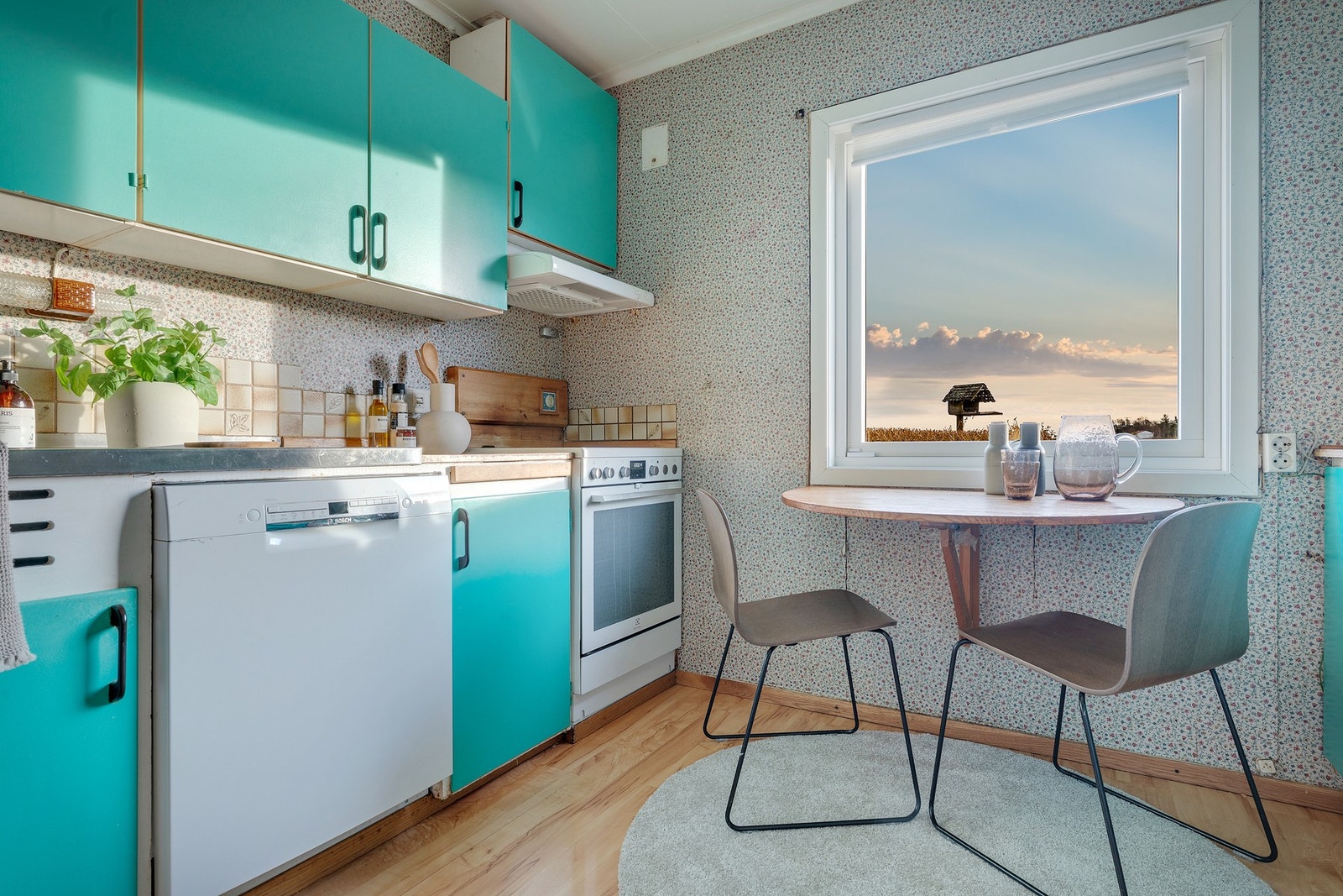 - Eldre kjøkken med slette fronter, laminat benkeplate, flis over benkeplate og oppvaskkum i stål - Galleribilde