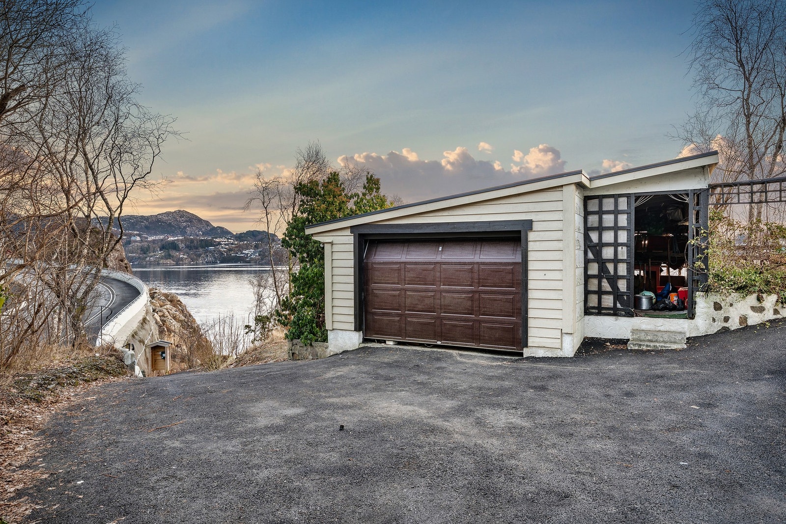- Garasje med skur/vedbod på siden - Galleribilde