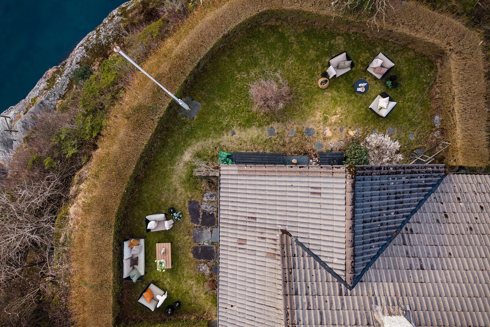 - Hagen er pent rammet inn med velstelt hekk rundt - Galleribilde