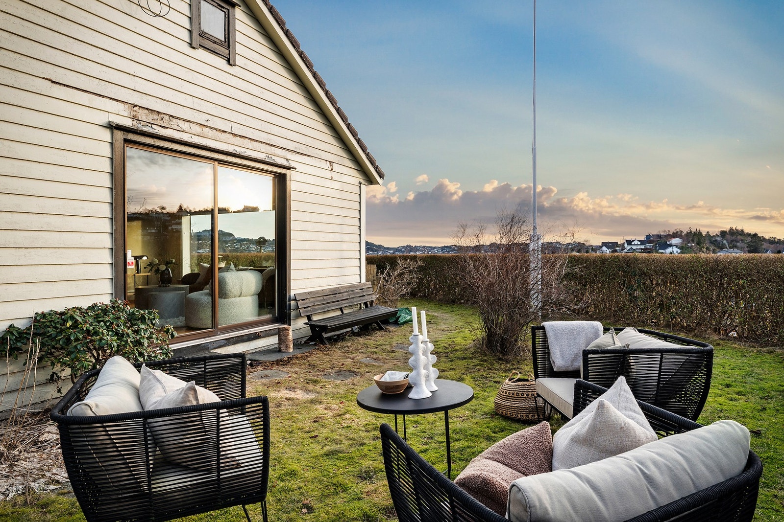 - En av flere koselige uteplasser på eiendommen - Galleribilde