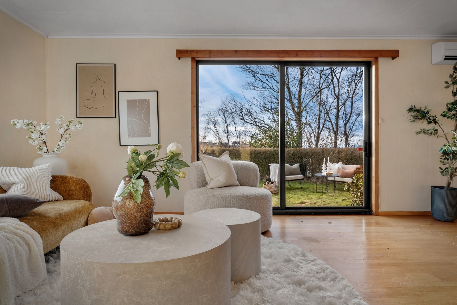 - Fra stue er det utgang til koselig hage hvor man sitter helt usjenert uten innsyn - Galleribilde