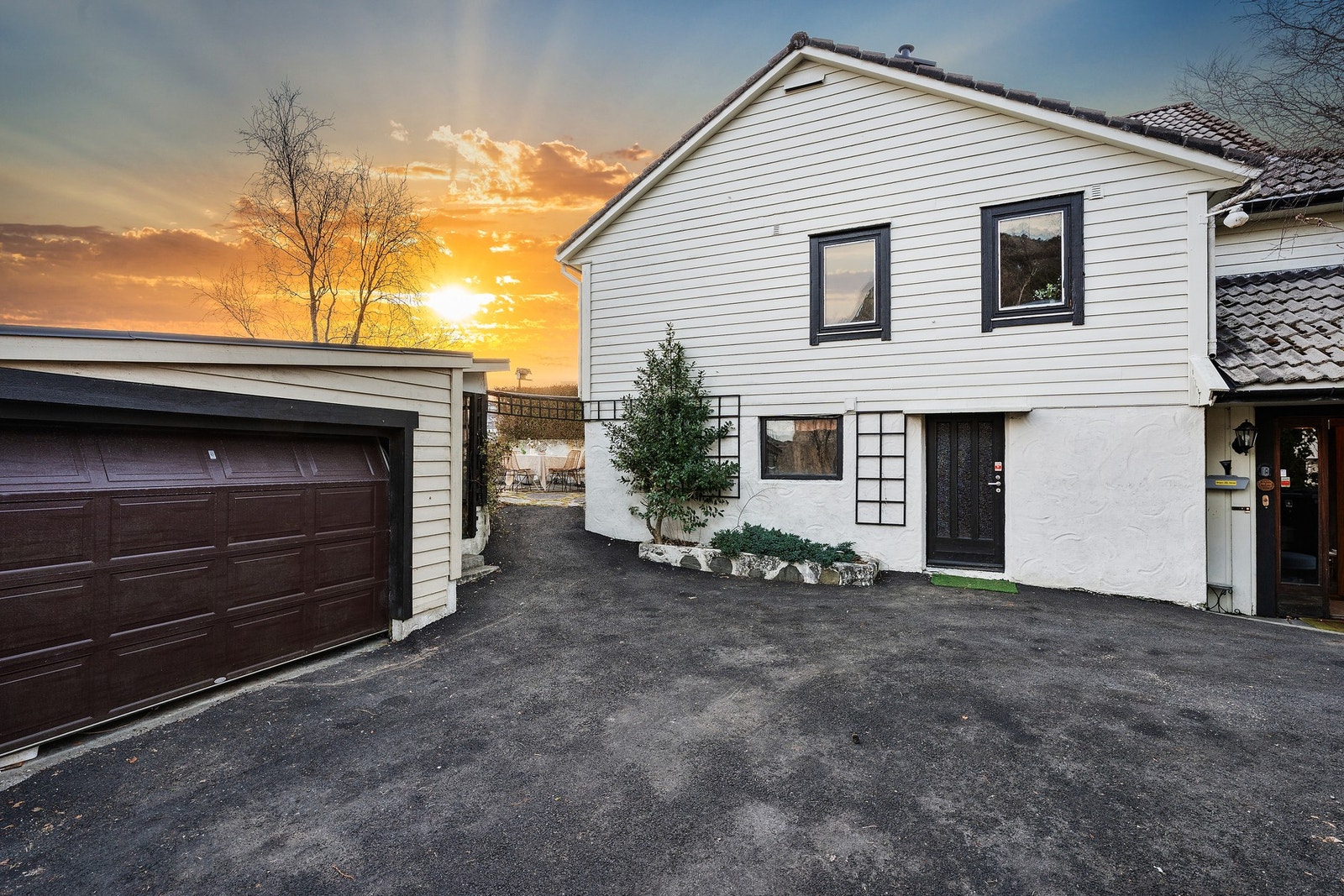 - Garasje samt biloppstillingsplass. Varmekabler i vei opp til garasje - Galleribilde