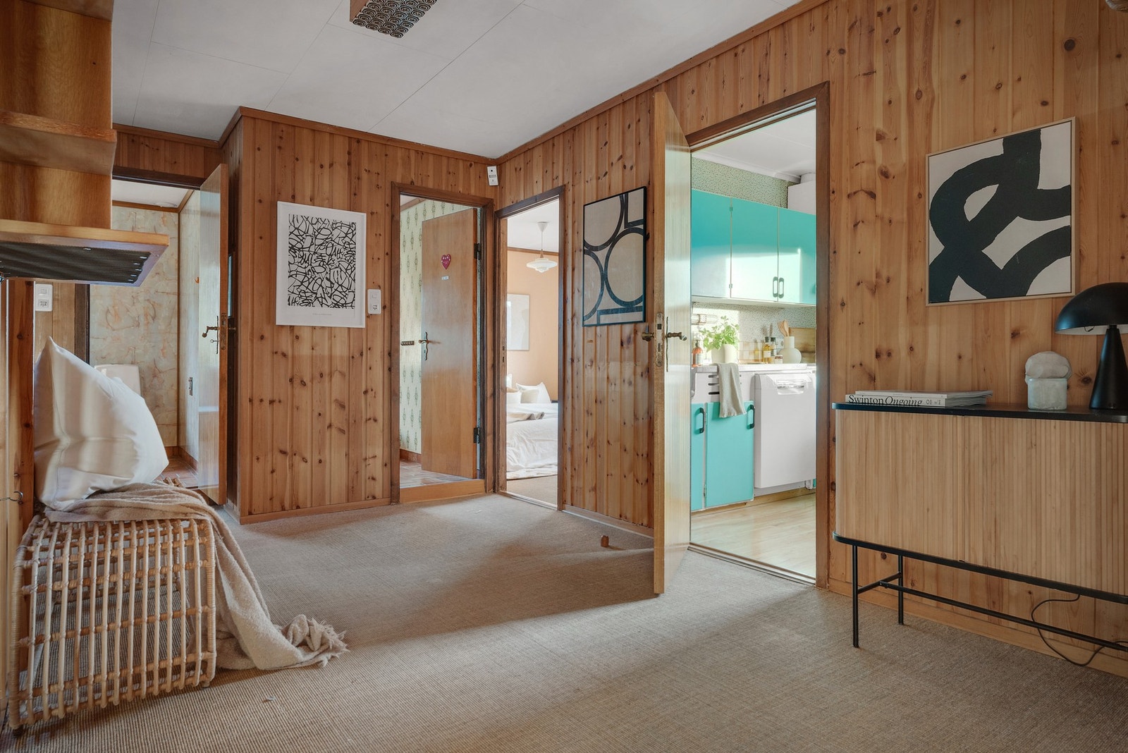 - 2.etasje inneholder: Gang, to bad, to soverom, kjøkken og stue/spisestue- Galleribilde