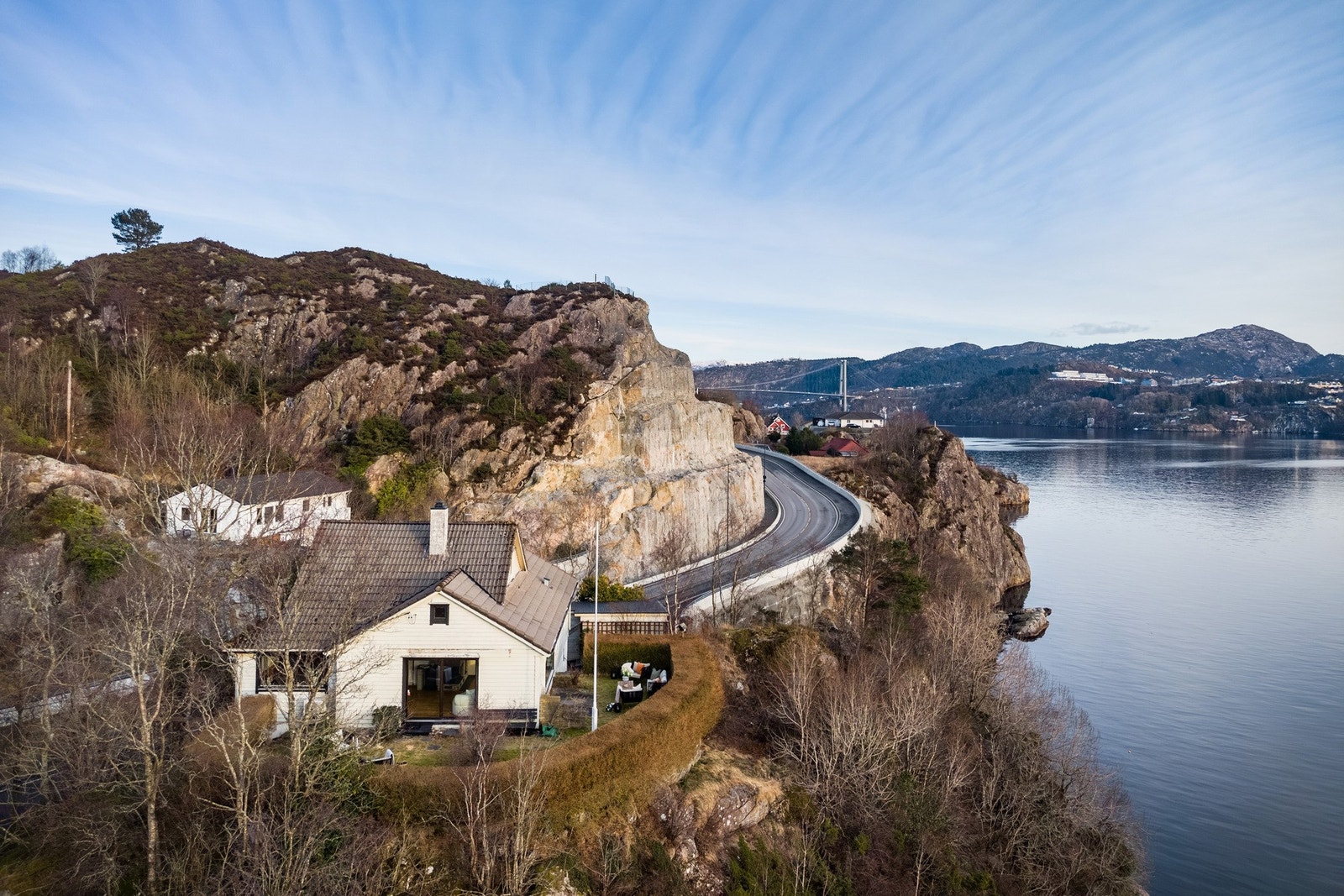 - Boligen ligger fritt på et høydedrag tett på sjøen og vakker natur - Galleribilde