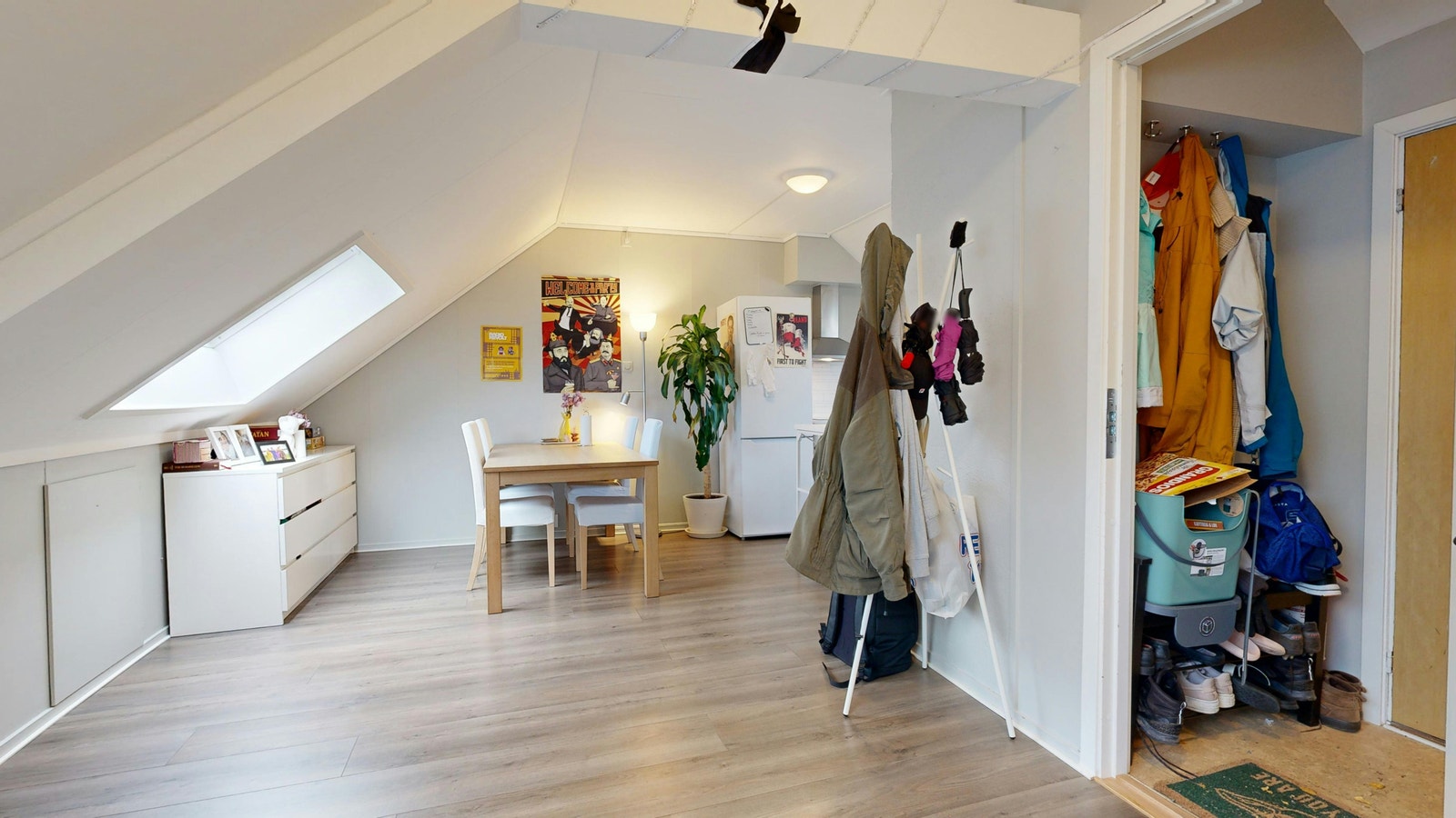 Inngangsparti mot kjøkken og spisebord Galleribilde