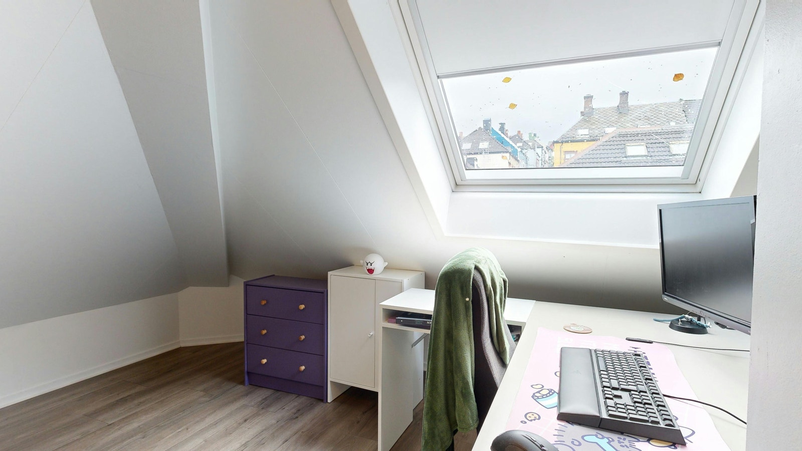 Sov 1. Brukt som kontor i dag. Lystett rullegardin i takvindu Galleribilde