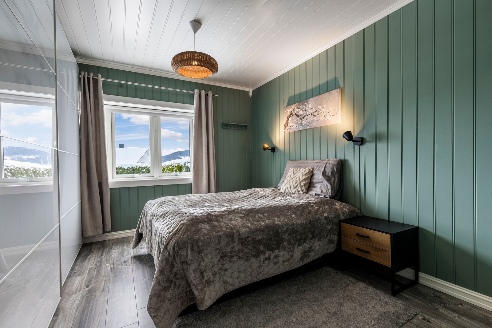 Leiligheten har to pene og innbydende soverom med laminat på gulv. Galleribilde