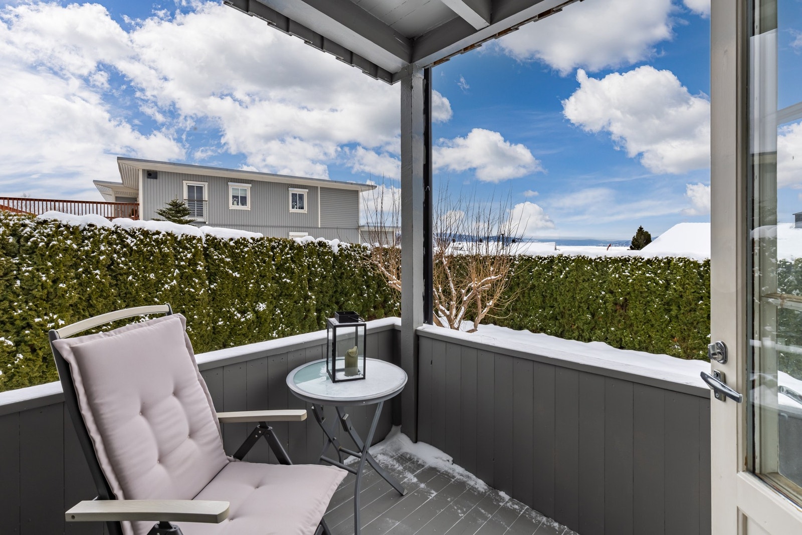 Leiligheten har en hyggelig, overbygd balkong på ca. 5 kvm - et flott sted å nyte rolige sommerdager. Galleribilde