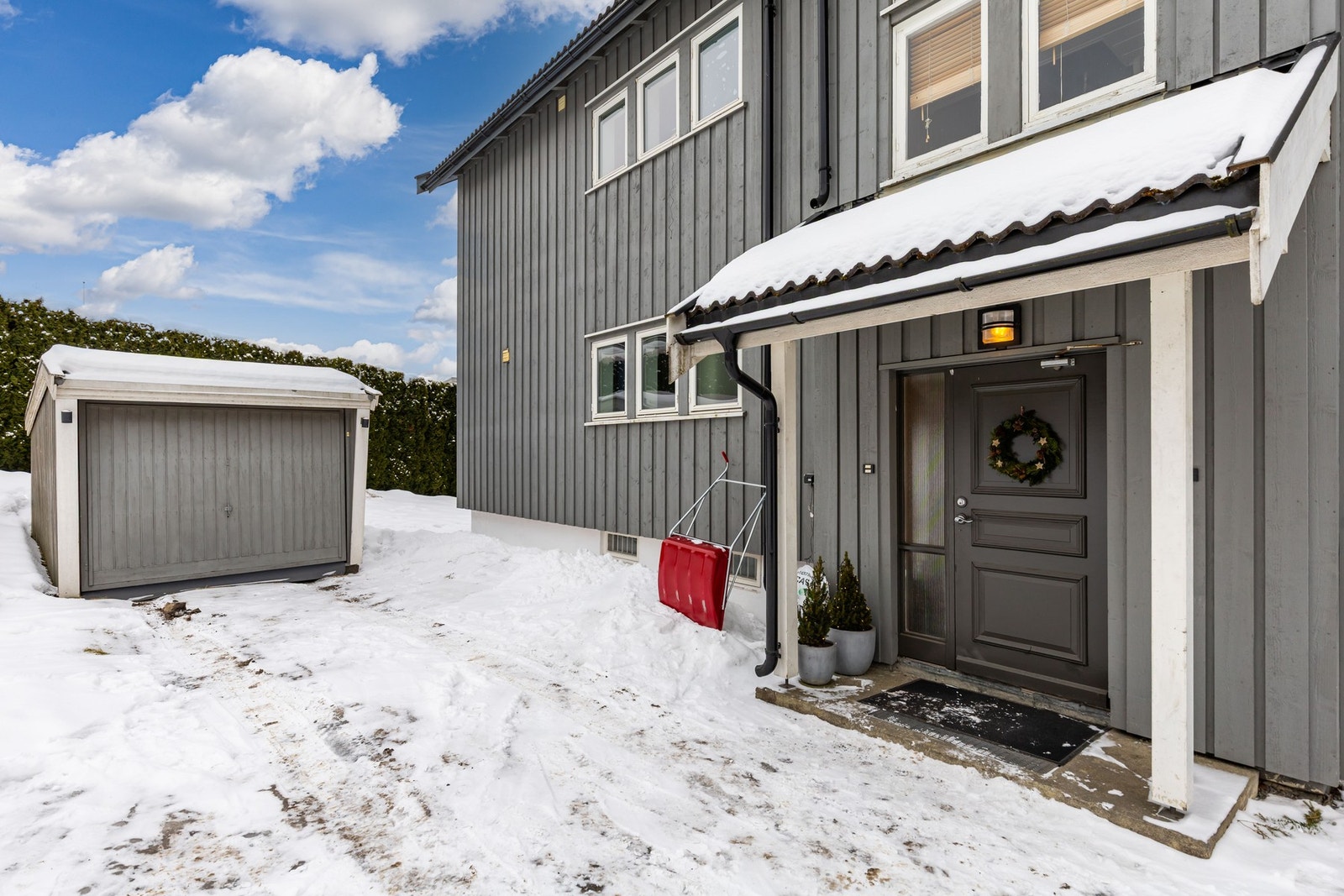 Du ønskes velkommen inn via et hyggelig, overbygd inngangsparti i byggets første etasje. Galleribilde