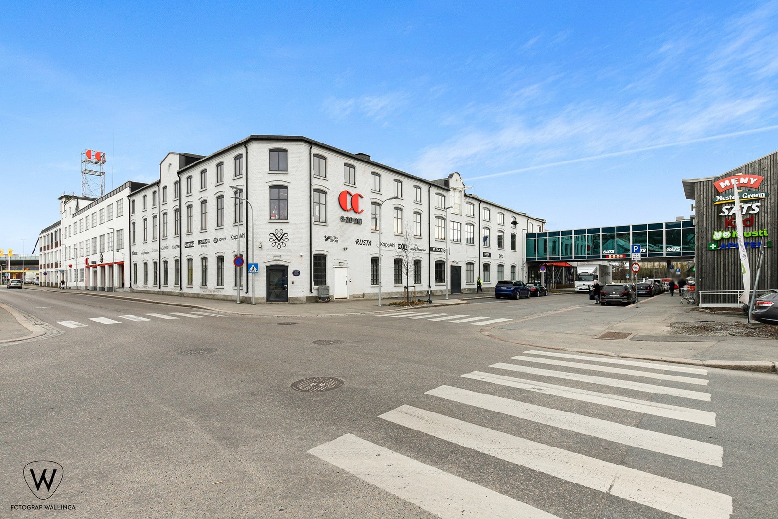 Fra leiligheten er det 2 km til CC, her finnes treningssenter, vinmonopol, matbutikker, blomsterbutikker, baker etc. Galleribilde