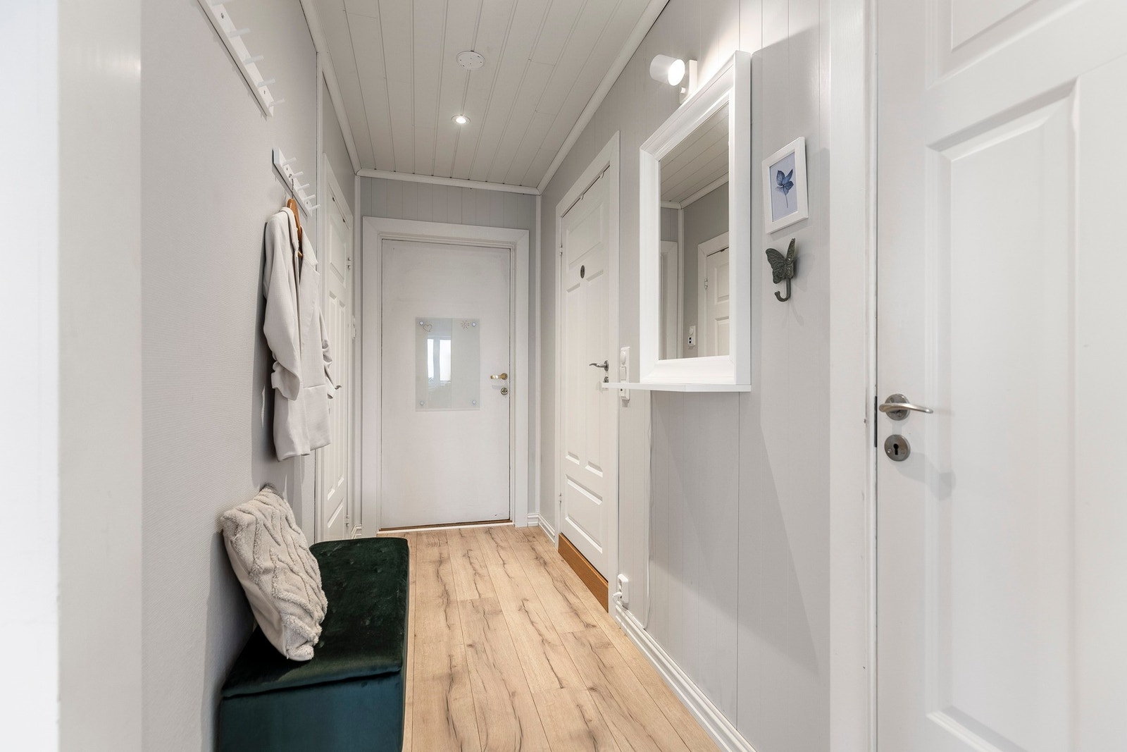 Her er det god plass til å henge fra seg yttertøy og sette fra seg sko på en praktisk måte. Galleribilde