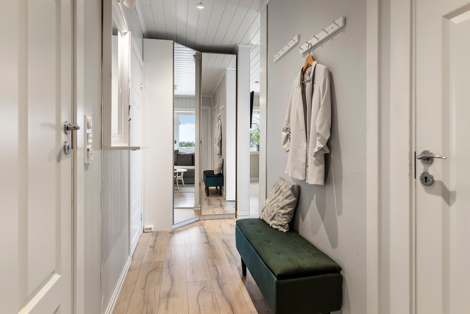 Innenfor møtes du av en pen og innbydende entré med laminat på gulv med varmekabler og lyse, delikate veggflater. Galleribilde