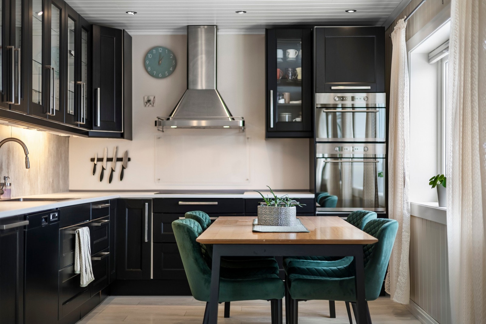 Det er integrerte hvitevarer som komfyr, platetopp og mikrobølgeovn, samt frittstående oppvaskmaskin og kjøle-/fryseskap. Galleribilde