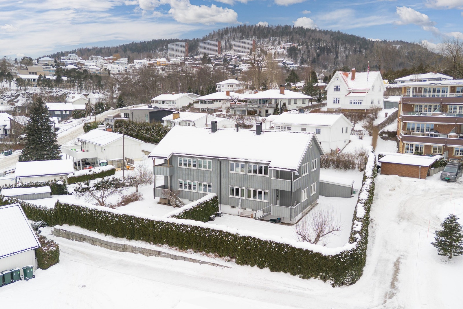 Leiligheten har en attraktiv og rolig beliggenhet i et populært boligområde på Nøste, med en fin kombinasjon av landlig idyll og nærhet til alle viktige fasiliteter. Galleribilde