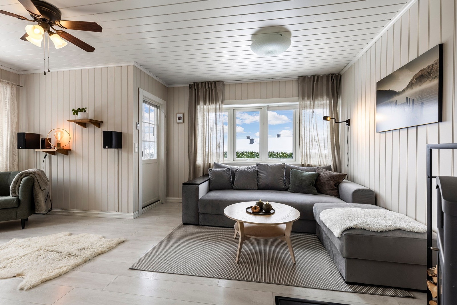 Stue og kjøkken ligger i en åpen og sosial løsning med rikelig plass til både spisebord og sofagruppe. Galleribilde