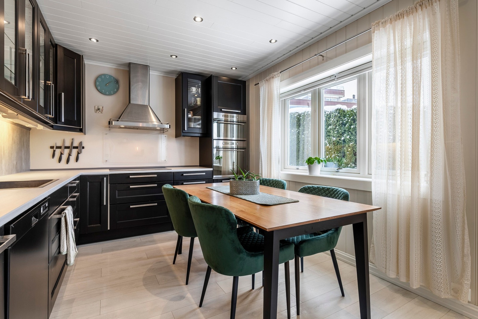 Kjøkkenet fremstår stilrent og velholdt, med en praktisk og funksjonell utforming. Galleribilde