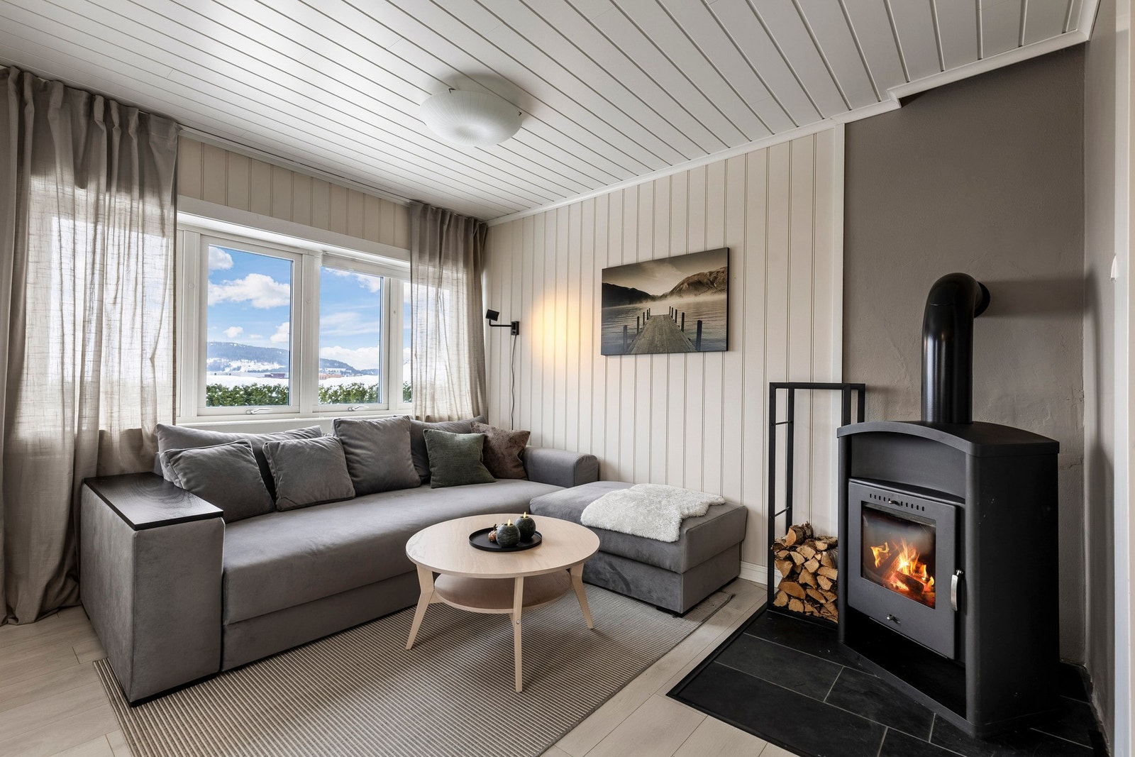 Veggene er malt i en behagelig beige tone som skaper en lun og harmonisk atmosfære. Galleribilde