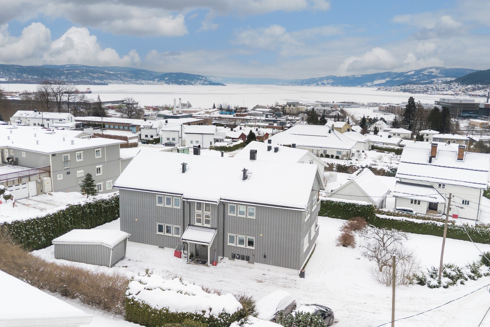 Det er parkering i garasjeplass, samt i felles gårdsplass. Galleribilde