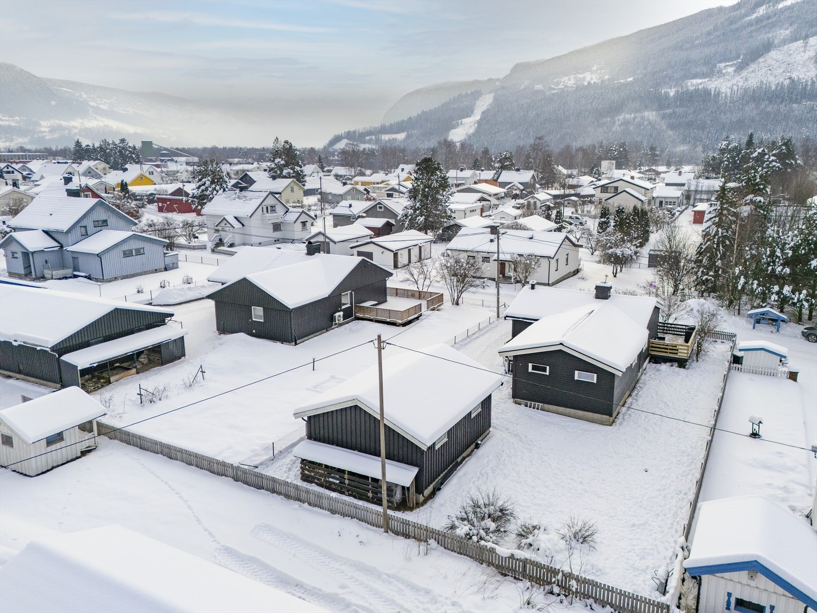 Fra eiendommen er det gangavstand til butikker, barnehage og barne- og ungdomsskole. Galleribilde