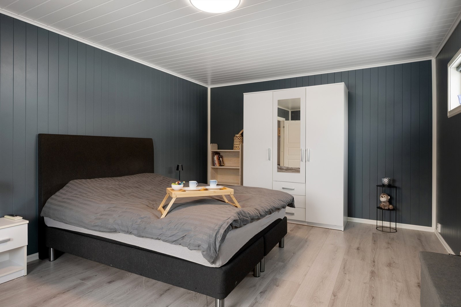 Boligen har to gode soverom - hovedsoverommet er romslig med god plass til dobbeltseng og garderobeløsning. Galleribilde