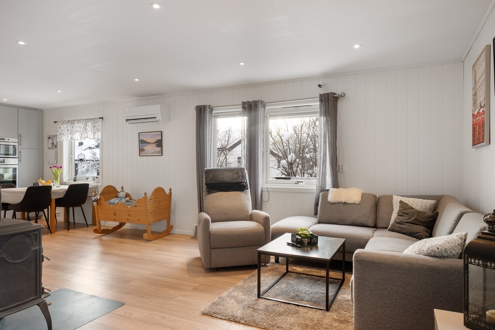 Boligen har åpen stue- og kjøkkenløsning. Lyse overflater og spoter i tak gir rommet et luftig preg. Galleribilde