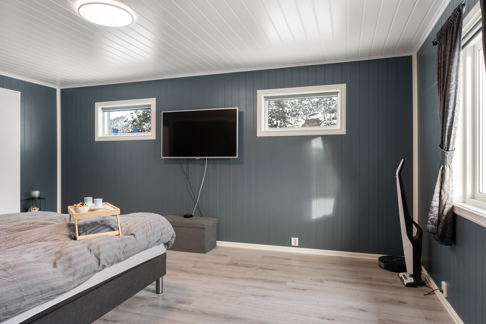 Begge rom er holdt i samme, lune farge. Galleribilde