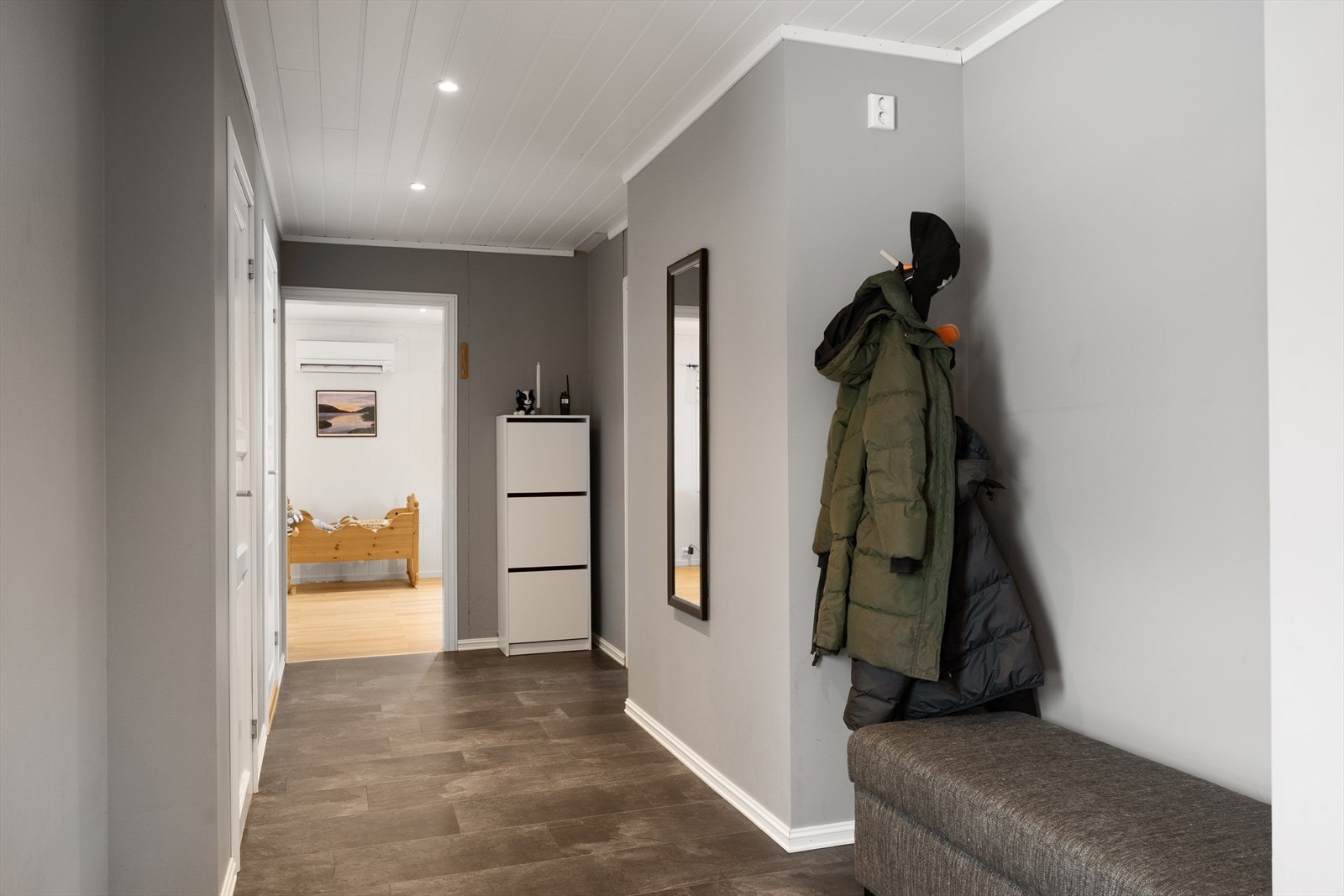 Overflater er holdt i tidsriktige farger. Galleribilde