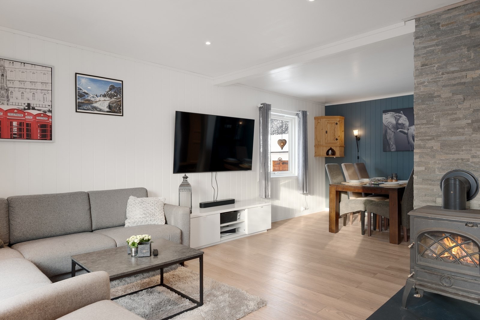 En sentralt plassert peisovn gir både varme og en hyggelig atmosfære. I tillegg varmepumpe fra 2024. Galleribilde