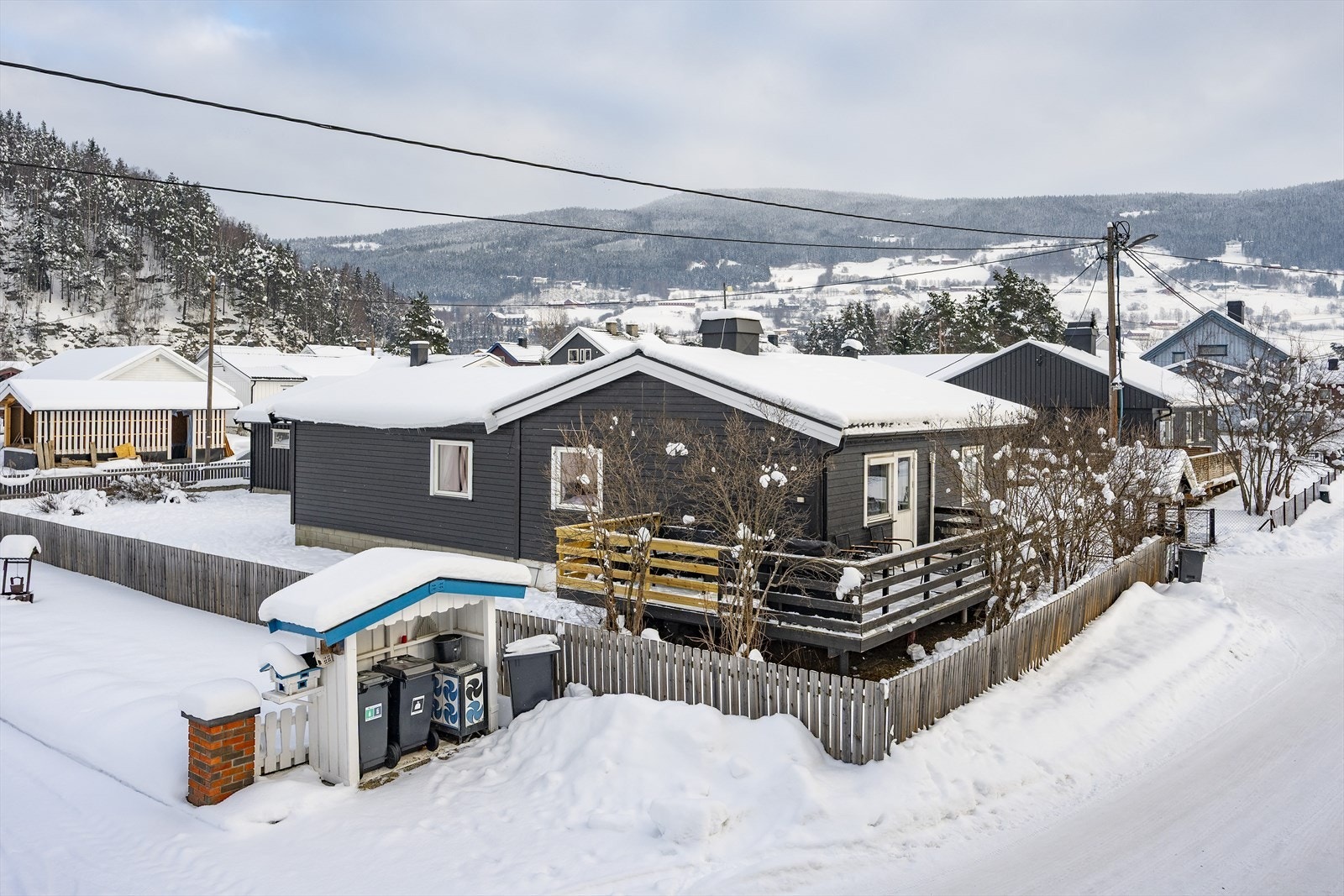 Iver Våles gate 11 ligger i et rolig og etablert område i Tollmoen, ca 800 m fra sentrum av Ringebu. Galleribilde