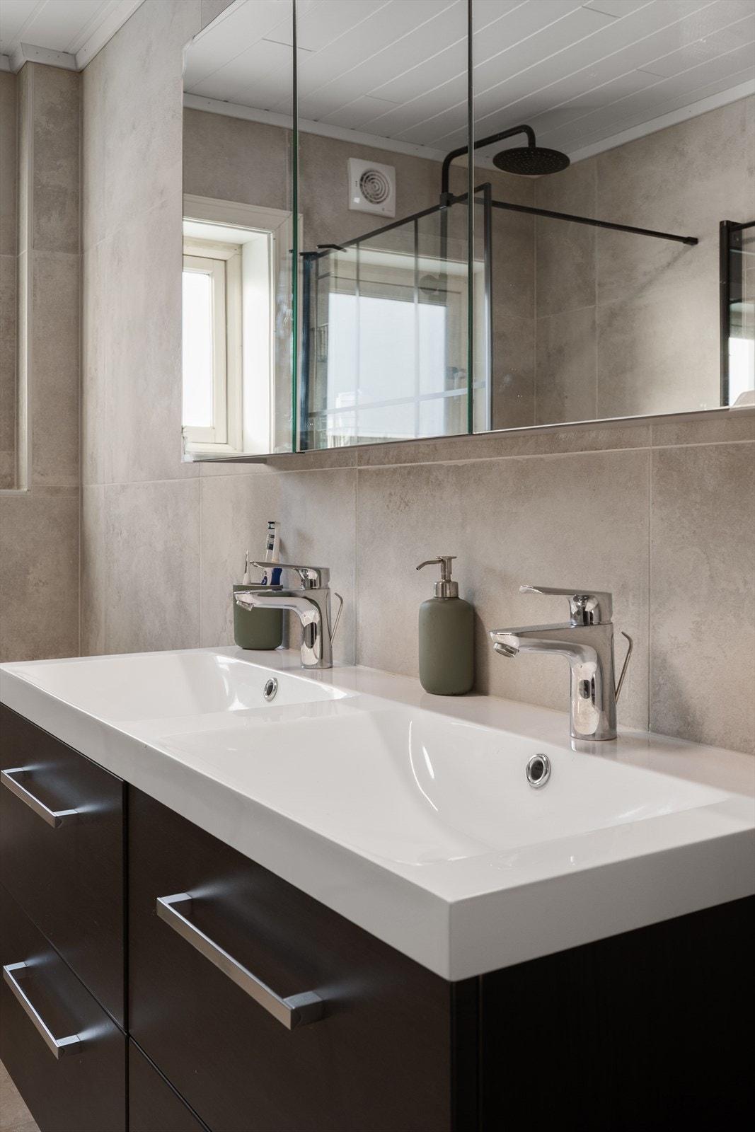 Badet har varme i gulv. Galleribilde