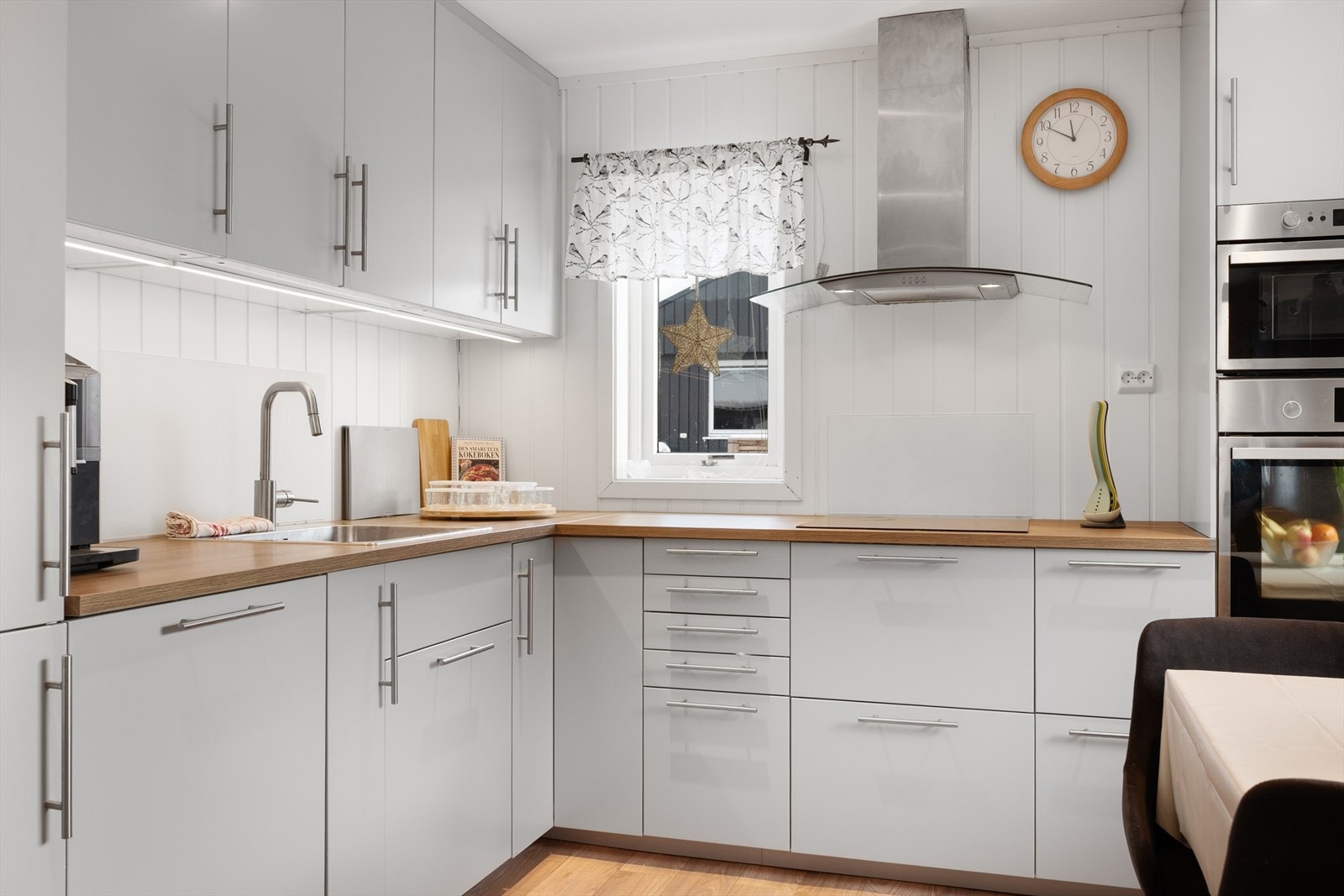 Godt med benkeplass og belysning gir en funksjonell arbeidssone. Galleribilde