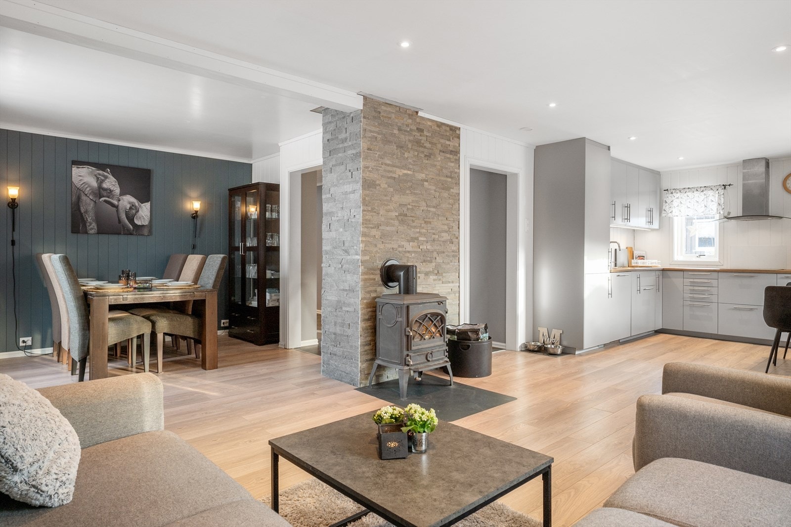 Den åpne planløsningen skaper et sosialt og luftig allrom. Galleribilde